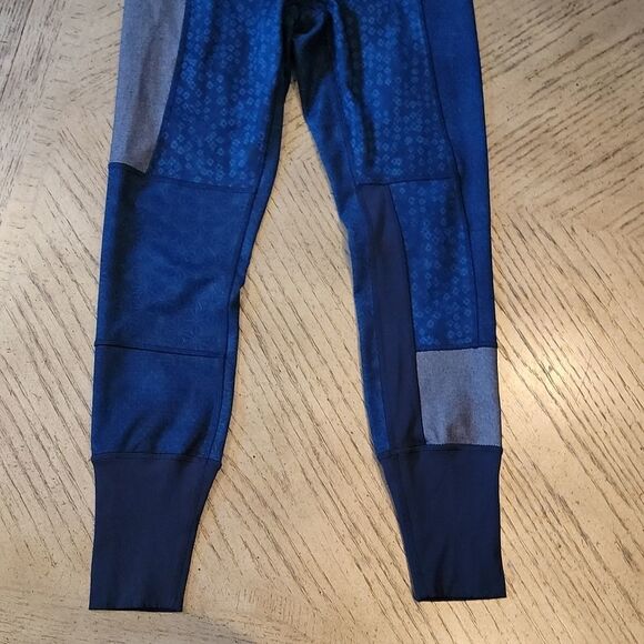 Lululemon size 6 navy leggings with floral print 💙 - Picture 3 of 10